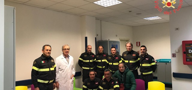 Catanzaro-  I vigili del fuoco  fanno un dono al reparto di oncologia pediatrica dell'Ospedale Ciaccio