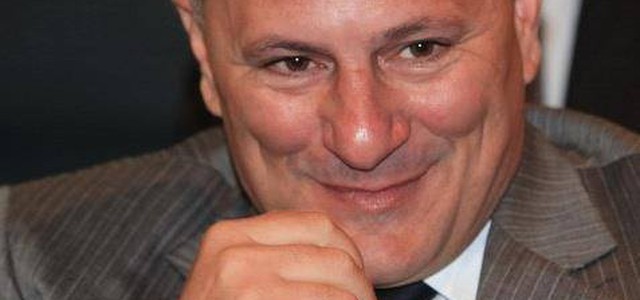 Sergio Costanzo su Demetrio Battaglia: "non è difficile riconoscere dietro la sua analisi politica la mano di un “pretendente al trono”