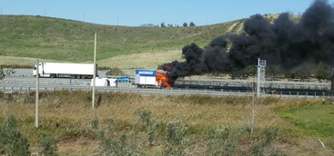 FLASH NEWS: In fiamme un camion  sulla E90 (Germaneto)
