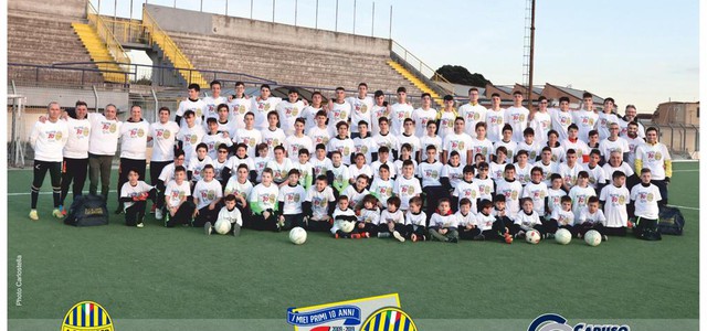 Dopo la maglia commemorativa, la Caruso Costruzioni realizza il poster del decennale per la Vigor Catanzaro.