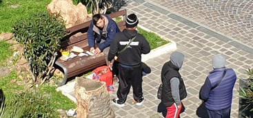 Fanno picnic, toilet e pennichella indisturbati in un'aiuola. Nessuno si accorge di ciò che accade ogni giorno in centro.
