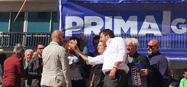 Catanzaro: Salvini tra selfie e proteste, in comizio risponde a tono  (  Foto e VIDEO)