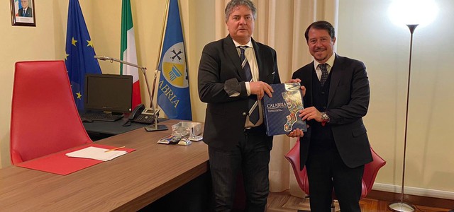 IL PRESIDENTE DEL CONSIGLIO REGIONALE MANCUSO INCONTRA IL PRESIDENTE DELL’ “ASSOCIAZIONE INTERNAZIONALE DEI CALABRESI NEL MONDO” AVV. GENNARO MARIA AMORUSO