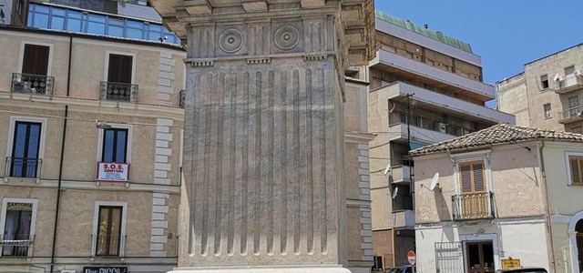 Catanzaro, Rotundo: "Statua di Francesco Stocco deturpata da erbacce"