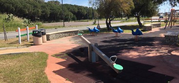 Fare per Catanzaro: Parco di Giovino pericoloso. "Belle le altalene, ma una recinzione?" (FOTO)