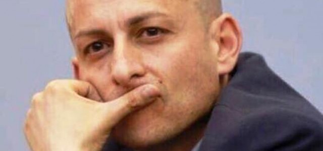 Celia denuncia il degrando di Via Paparazzo