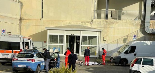 Catanzaro, uomo si butta da una scala esterna del Policlinico