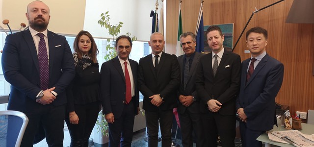 Incontro in Comune con lo chef Dodaro, originario di Borgia, star della tv in Cina e ambasciatore della Calabria