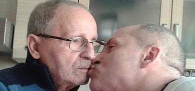 La Festa del papà:  Roccia di vita e tenerezza d'amore, raccontata in uno scatto