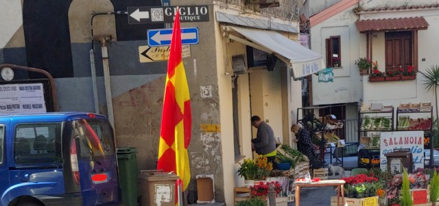 Catanzaro, spuntano le prime bandiere in vista dei play off