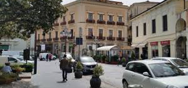 Commercio: Codacons, caporetto piccoli negozi