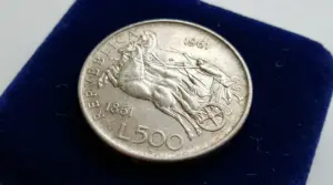 Moneta da 500 lire d'argento del 1961 su sfondo blu
