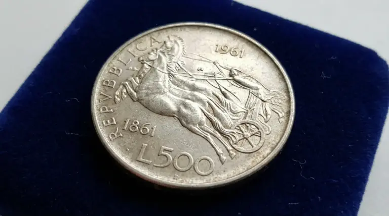 Moneta da 500 lire d'argento del 1961 su sfondo blu