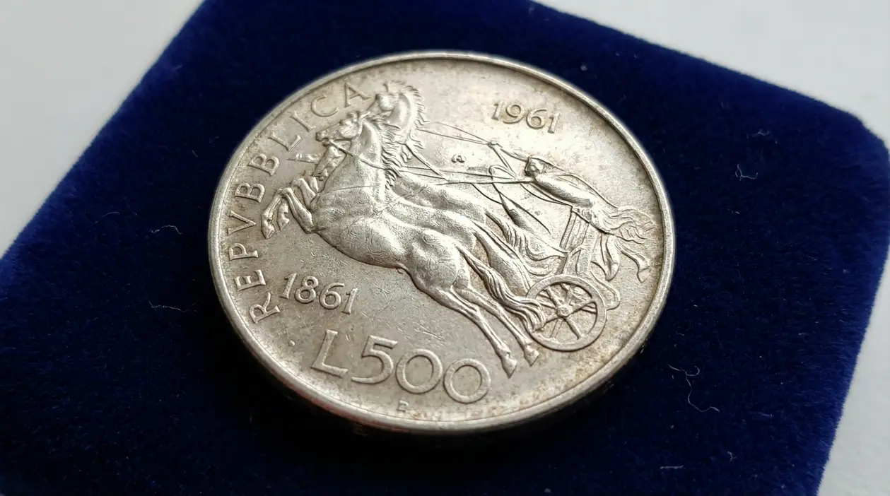 Moneta da 500 lire d'argento del 1961 su sfondo blu